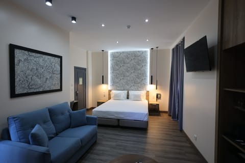 Premium Studio Suite, Private Bathroom | In-room safe, soundproofing, iron/ironing board, free WiFi