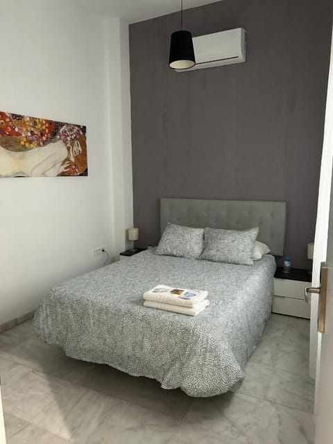 Economy Double Room, 1 Double Bed, Shared Bathroom | Free WiFi, bed sheets