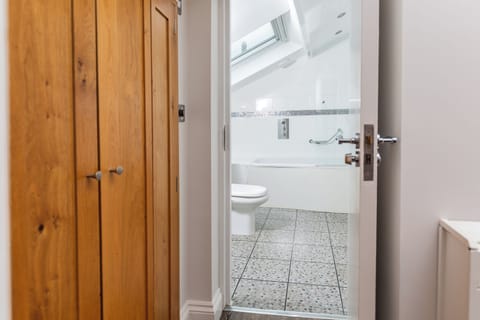 Superior Double Room | Bathroom | Shower, free toiletries, hair dryer, towels