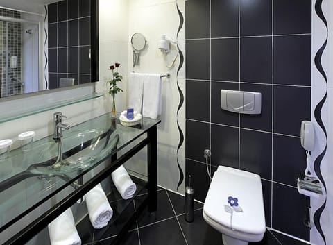 Honeymoon Suite | Bathroom | Shower, free toiletries, hair dryer, slippers