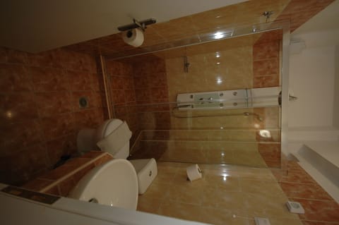 Economy Room, 2 Twin Beds | Bathroom | Shower, hydromassage showerhead, hair dryer, towels