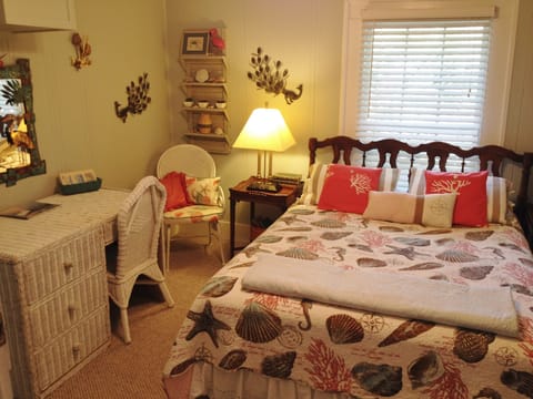 Classic Room, 1 Queen Bed, Ensuite | Individually decorated, individually furnished, iron/ironing board