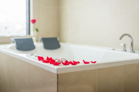 Suite, Hot Tub | Jetted tub