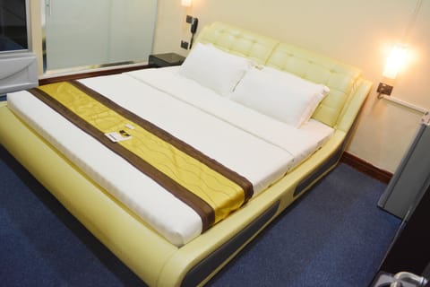 Standard Room, 1 King Bed, Non Smoking | Free WiFi, bed sheets