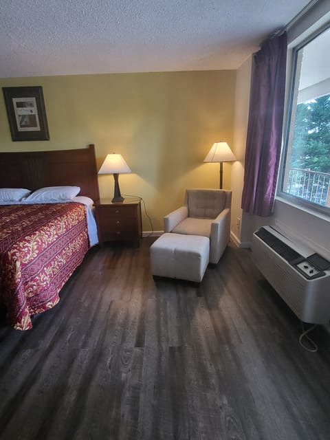 Standard Room, 1 King Bed | Desk, blackout drapes, iron/ironing board, free WiFi
