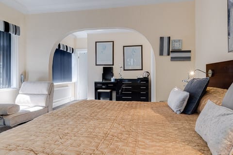 Superior Suite (The Glen Room) | Iron/ironing board, free WiFi, bed sheets