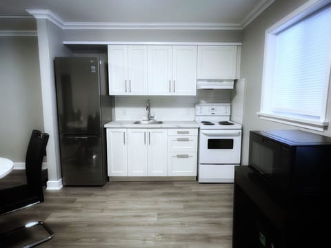 Deluxe Suite, 1 Bedroom, Non Smoking, Lake View | Private kitchen | Fridge, microwave, oven, stovetop