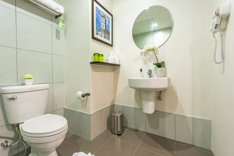 Deluxe Double or Twin Room, Non Smoking | Bathroom | Shower, free toiletries, hair dryer, slippers