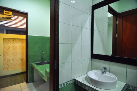 Standard Room | Bathroom | Shower, free toiletries, bathrobes, towels