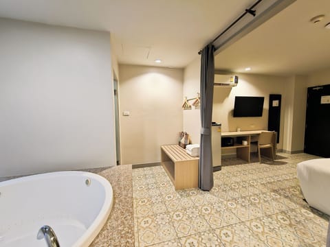 Superior Double Room, Bathtub | Room amenity