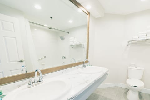 Executive Suite, 1 King Bed, Harbor View | Bathroom | Combined shower/tub, free toiletries, hair dryer, towels