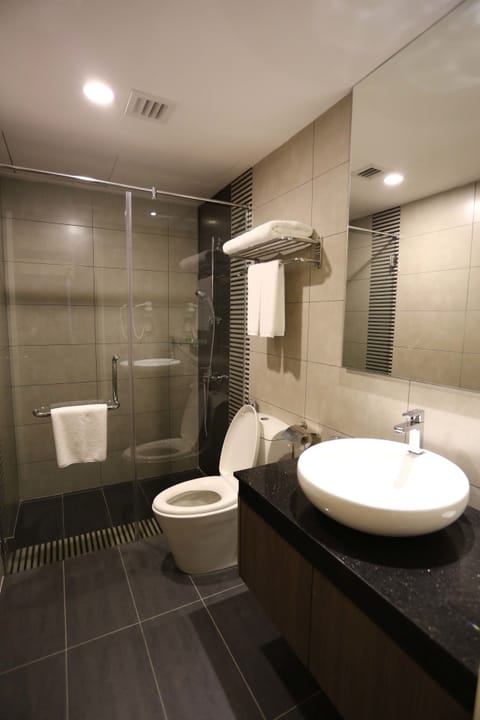 Executive Deluxe Suite | Bathroom | Shower, free toiletries, hair dryer, bathrobes