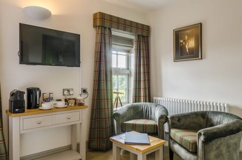 Deluxe Double Room, 1 King Bed | Living area | Flat-screen TV