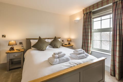 Deluxe Double Room, 1 King Bed, Hill View | Premium bedding, individually decorated, desk, soundproofing
