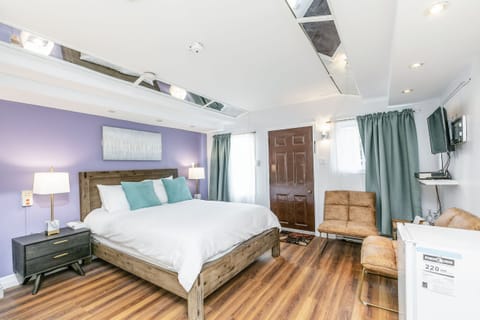 Deluxe Room, Non Smoking, Jetted Tub | Rollaway beds, free WiFi, bed sheets