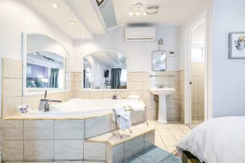 Deluxe Room, Non Smoking, Jetted Tub | Bathroom | Combined shower/tub, free toiletries, hair dryer, towels