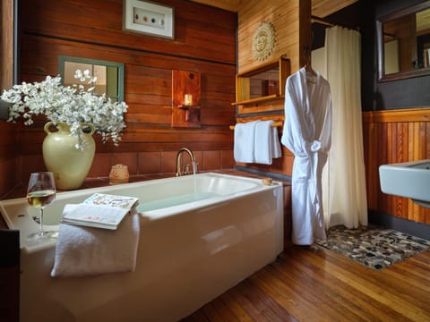 Queen Room with Jetted Tub and Fireplace  | Deep soaking bathtub