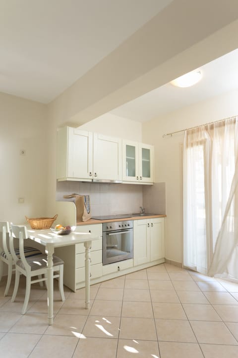 Comfort Villa | Private kitchen | Full-size fridge, oven, stovetop, coffee/tea maker