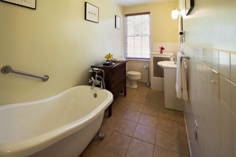 Standard Room, 1 Queen Bed | Deep soaking bathtub