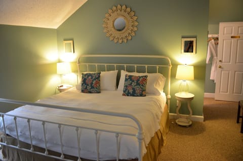 Standard Room, 1 King Bed | Premium bedding, individually decorated, individually furnished
