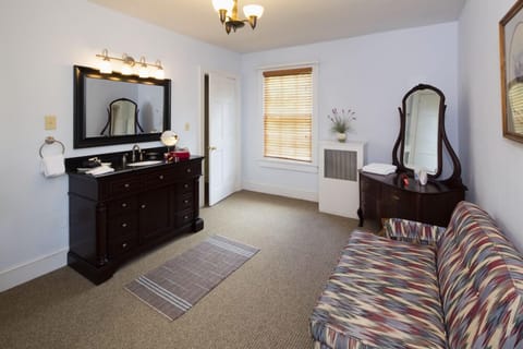 Standard Room, 1 King Bed | Bathroom | Combined shower/tub, designer toiletries, hair dryer, bathrobes