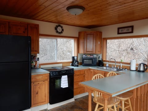 Canyon Cabin | Private kitchen | Full-size fridge, microwave, oven, stovetop