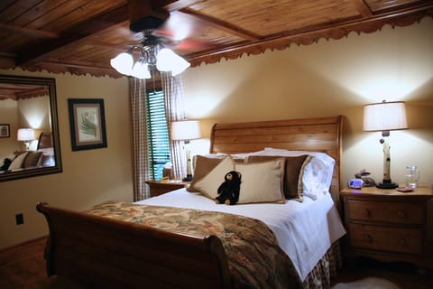 Standard Suite, 1 Queen Bed, Non Smoking, Kitchen (Pet friendly) | 8 bedrooms, Frette Italian sheets, premium bedding, pillowtop beds