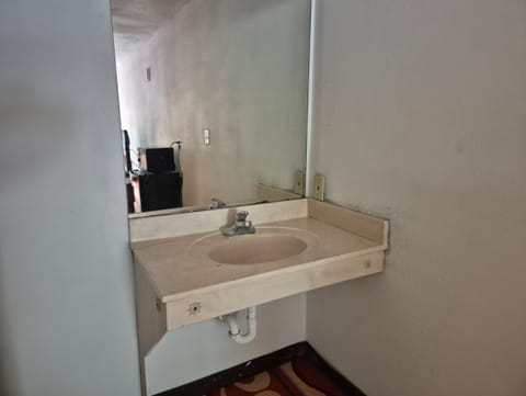 Standard Room, 1 King Bed, Non Smoking | Bathroom | Shower, free toiletries, towels, soap