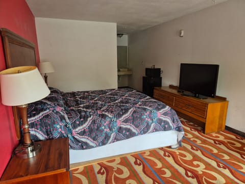 Standard Room, 1 King Bed, Non Smoking | Desk, iron/ironing board, free WiFi, bed sheets
