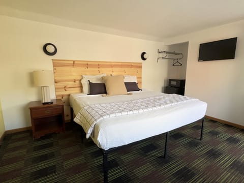 Room, 1 King Bed | Premium bedding, blackout drapes, soundproofing, free WiFi