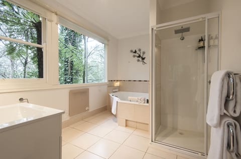 Deluxe Cottage | Bathroom | Separate tub and shower, jetted tub, rainfall showerhead