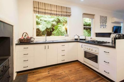 Deluxe Cottage | Private kitchen | Fridge, microwave, oven, stovetop