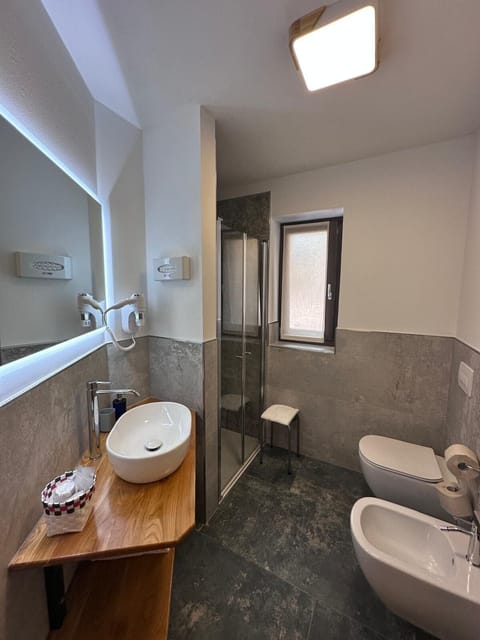 Family Quadruple Room | Bathroom | Shower, rainfall showerhead, hair dryer, bathrobes