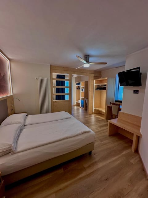 Family Quadruple Room | Hypo-allergenic bedding, down comforters, in-room safe, desk