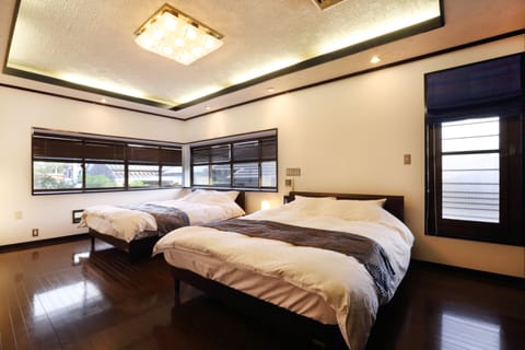 4 bedrooms, premium bedding, down comforters, in-room safe