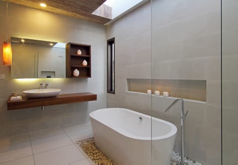 Luxury Villa, 3 Bedrooms | Deep soaking bathtub