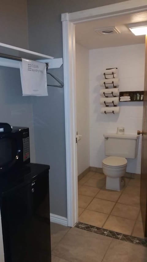 Combined shower/tub, free toiletries, hair dryer, towels