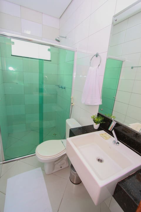 Standard Single Room | Bathroom | Shower, hair dryer, towels