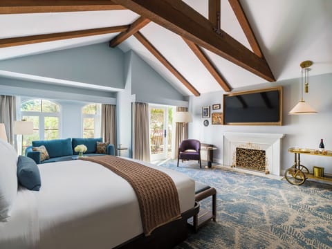 Fontana Studio Suite | Premium bedding, down comforters, in-room safe, blackout drapes