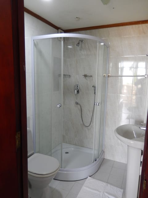 Deluxe Room, Balcony, Sea View | Bathroom | Deep soaking tub, free toiletries, towels