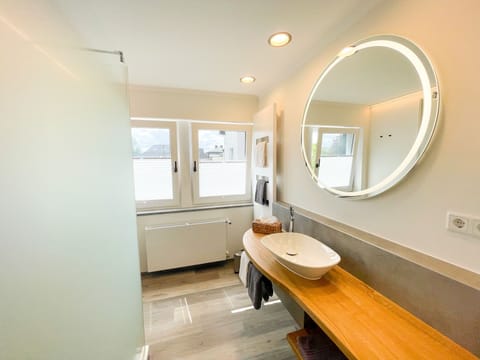 Junior Studio Suite | Bathroom | Hair dryer, towels