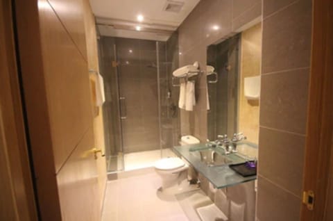 Superior Suite, 1 King Bed | Bathroom | Shower, hair dryer, towels