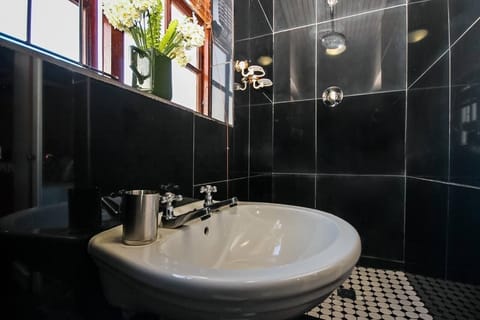 De Luxe Quadrouple Corner Studio | Bathroom | Shower, free toiletries, hair dryer, towels