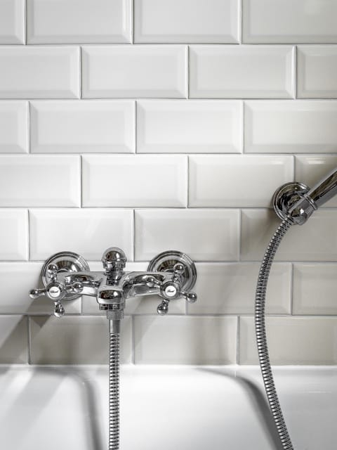 Deep soaking bathtub