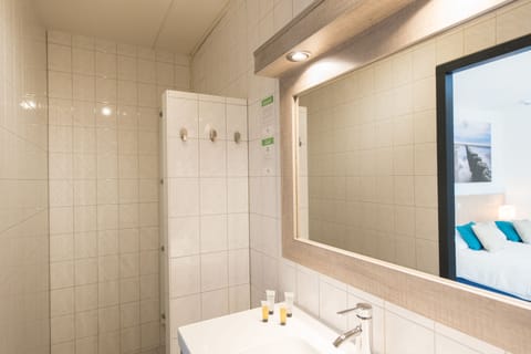 Standard Double Room, 2 Twin Beds | Bathroom | Shower, free toiletries, hair dryer, towels