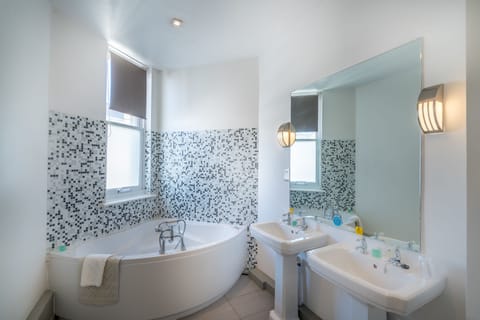 Tower Suite | Bathroom | Eco-friendly toiletries, hair dryer, towels