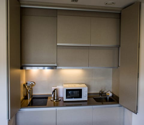 Studio | Private kitchen | Fridge, microwave, stovetop, coffee/tea maker