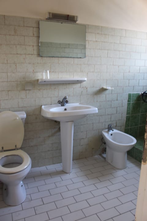 Standard Single Room | Bathroom shower
