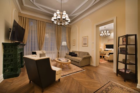 Wilson Grand Suite, 2 Bedrooms | Living room | Flat-screen TV