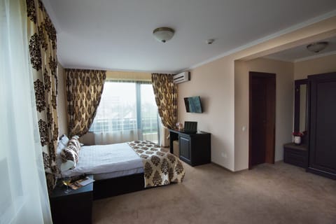 Double Room, Balcony | Minibar, in-room safe, desk, soundproofing